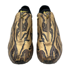 Load image into Gallery viewer, 2001 Nike Mo trainer

